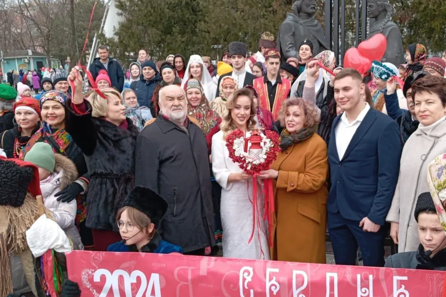 Передачей огня семейного очага «Сердце России» открылся Год семьи в 2024 году.