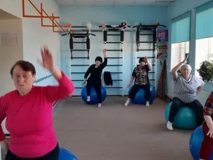 В рамках проекта «Время активных» в социально-реабилитационном отделении дневного пребывания проходят занятия по лечебной физкультуре с фитболами под руководством инструктора ЛФК.