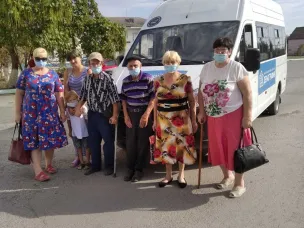 16 жителей х.Сиволобов на автомобильном транспорте МБУ ЦСО Обливского района, закупленного в рамках национального проекта «Демография».