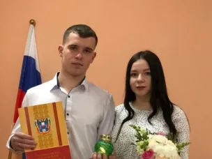 На территории Обливского района в рамках проведения Года Семьи 2024- на торжественной церемонии бракосочетания частичка огня Всероссийского семейного очага "Сердце России" была передана молодым супругам Бутенко Станиславу и Анастасии, как символ зарождения крепкой и счастливой семьи.