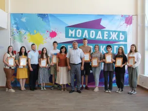 24 июня в канун Дня молодежи России Глава Администрации Обливского района Алексей Александрович Деревянко встретился в неформальной обстановке с активной молодежью, которая наиболее отличилась в творческой, социальной, волонтерской деятельности.