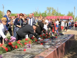 9 мая с 8 часов утра на площади звучали песни военных лет и собирались зрители.