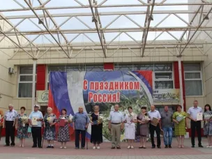 8 июля 2023 года в станице Обливской Ростовской области на центральной площади прошел праздник, посвященный Дню семьи, любви и верности, на котором первый заместитель Главы Администрации района Е.Ю.Черноморова и начальник отдела ЗАГС С.Е.Кара чествовали юбиляров семейной жизни.