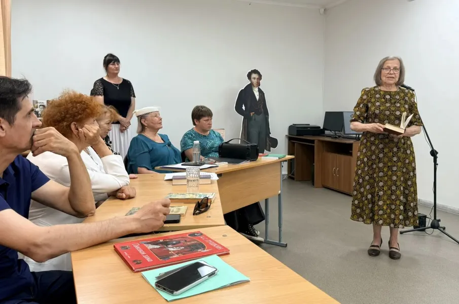 5 июня в межпоселенческой центральной библиотеке Обливского района для женщин центра общения старшего поколения в Обливском районе ко Дню рождения великого поэта Александра Сергеевича Пушкина был проведен поэтический микрофон «Прочти из Пушкина строку».